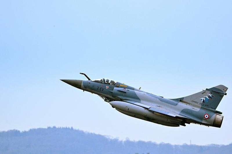 Un avion de vânătoare Mirage 2000-5F decolează de la baza aeriană 116 Luxeuil-Saint Sauveur, în Saint-Sauveur, în estul Franței, pe 13 martie 2022. , Foto: SEBASTIEN BOZON / AFP / Profimedia