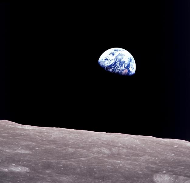 Realizată la bordul Apollo 8 de Bill Anders, această fotografie emblematică arată Pământul care se zărește de dincolo de suprafața lunară în 1968, Foto: NASA / Zuma Press / Profimedia
