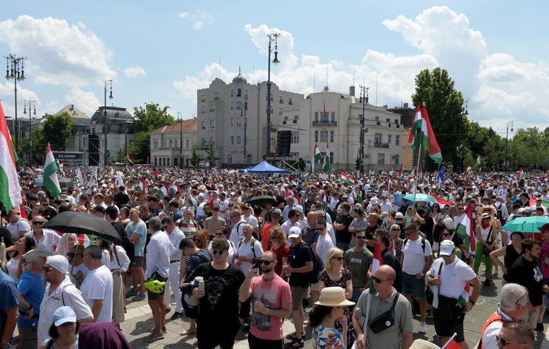 Susținătorii lui Peter Magyar participă la un miting antiguvernamental pe 8 iunie 2024 în Piața Eroilor din Budapesta, Ungaria, cu o zi înainte de alegerile pentru Parlamentul European., Foto: FERENC ISZA / AFP / Profimedia