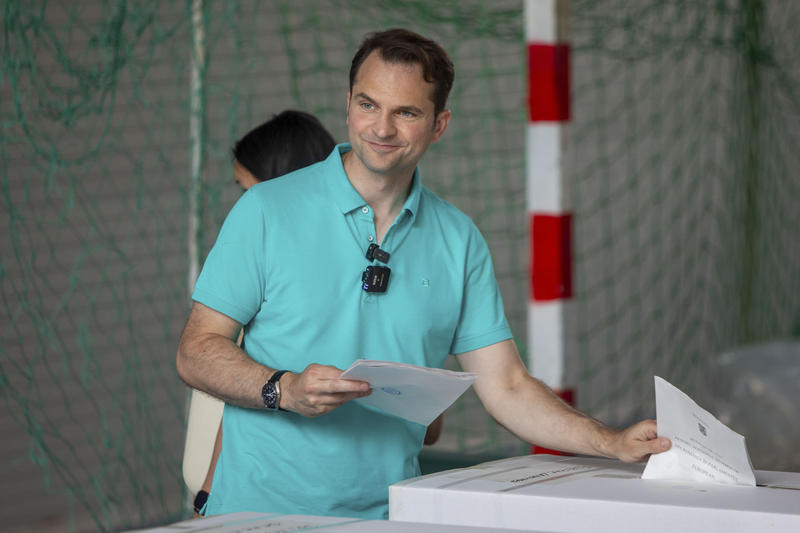 Sebastian Burduja la vot, Foto: Inquam Photos / Ovidiu Micsik