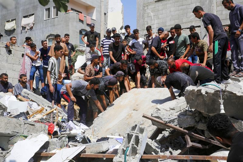 Operațiuni de căutare și salvare în tabăra de refugiați Nuseirat din Fâșia Gaza, 9 iunie 2024., Foto: AA/ABACA / Abaca Press / Profimedia