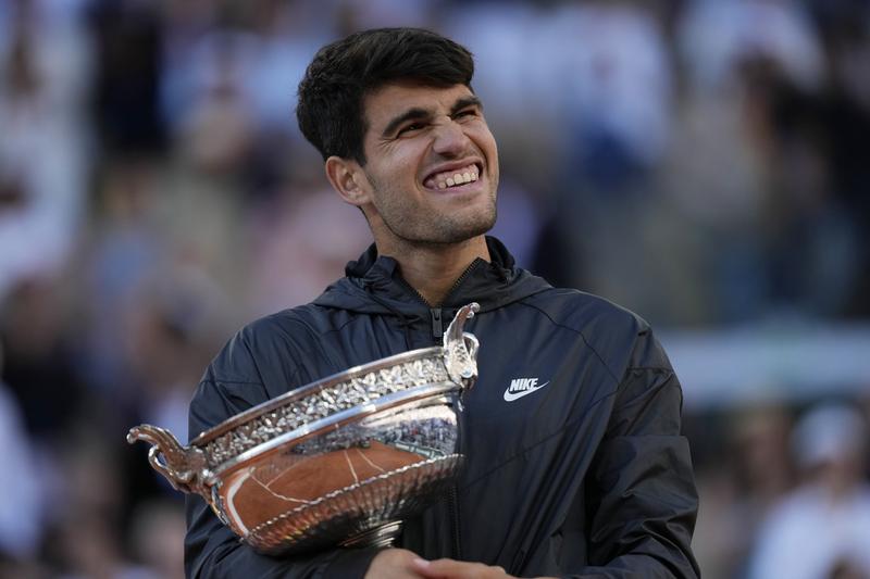 Carlos Alcaraz, impreuna cu trofeul de la Roland Garros, Foto: Thibault Camus / AP / Profimedia