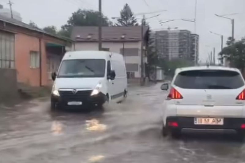 Mai multe străzi din Iași au fost inundate după o ploaie puternică. Traficul rutier se desfășoară cu dificultate