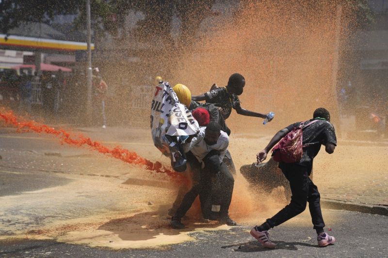 FOTO/VIDEO Proteste violente în Kenya, declanșate de creșterea impozitelor: flăcări în parlament, poliția a ucis mai mulți manifestanți