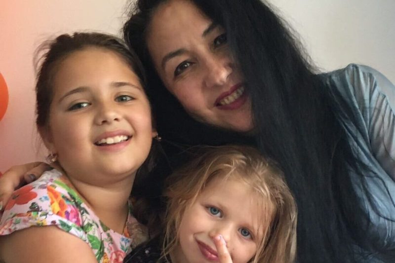 O mamă singură a adoptat două surori cu experiențe traumatizante: „A doua fetiță am luat-o fără să o mai vedem. Era a noastră, ce să mai vedem?”