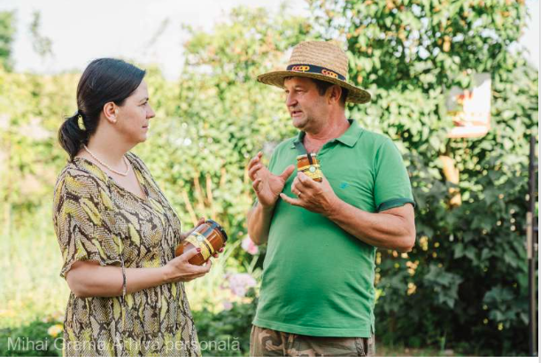 Mihai Grama, vânător de albine sălbatice, Tezaur Viu / foto Agerpres
