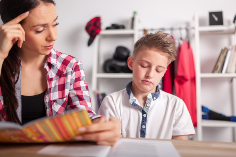 Cum să reacționezi în fața unei note proaste a copilului? Sfatul psihologului