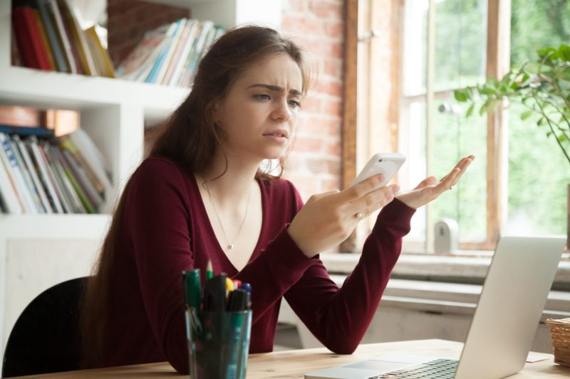 Generații întregi de tineri au fobie să răspunde apelurilor telefonice și preferă comunicarea în scris, pe telefon. Foto: Shutterstock