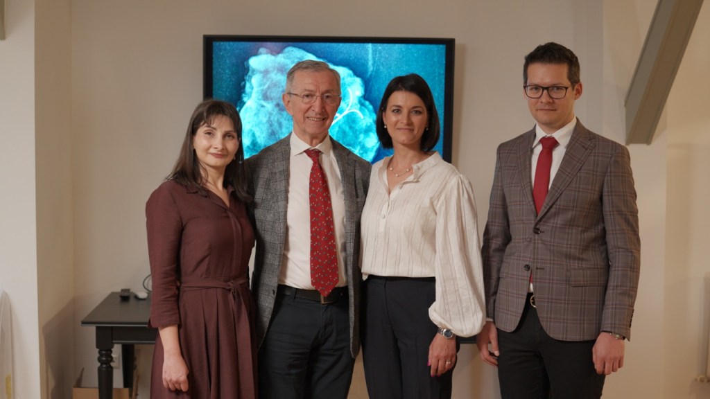 Dr. Simona Duță, prof. dr. Gheorghe Peltecu, dr. Laura Mustață și dr. Radu Botezatu, pot fi găsiți la Regina Maria