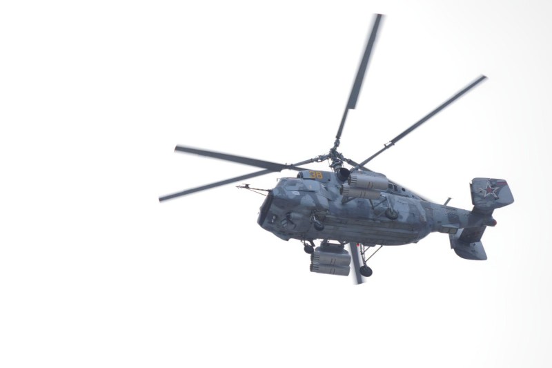 Elicopter militar Kamov Ka-29 pe cer în timpul repetiției pentru parada militară dedicată Zilei Marinei Ruse. Foto: Lilyana Vynogradova / Alamy / Alamy / Alamy / Profimedia