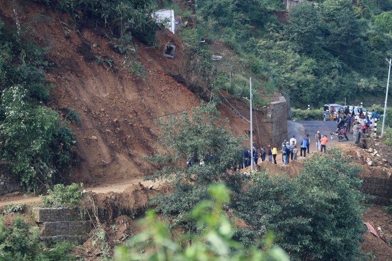 Familie cu doi copii, ucisă de o alunecare de teren în Nepal. Musonul a făcut până acum 35 de victime