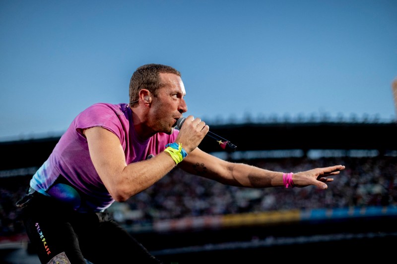 VIDEO Chris Martin de la Coldplay: ”Am fost șocat, trist și supărat”. Artistul a rugat publicul să-l huiduie 5 secunde / A anunțat că se va cânta o manea: „Și dacă nu vă place, faceți ce vreți, dar fiți buni. Nouă ne plac muzica și oamenii” / După manea, tot stadionul a exclamat în urale