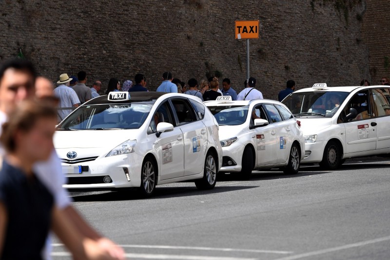 Primarul Romei anunță că va pune capăt „secetei” de taxiuri, deși taximetriștii locali se opun: „Nu mai putem aștepta”
