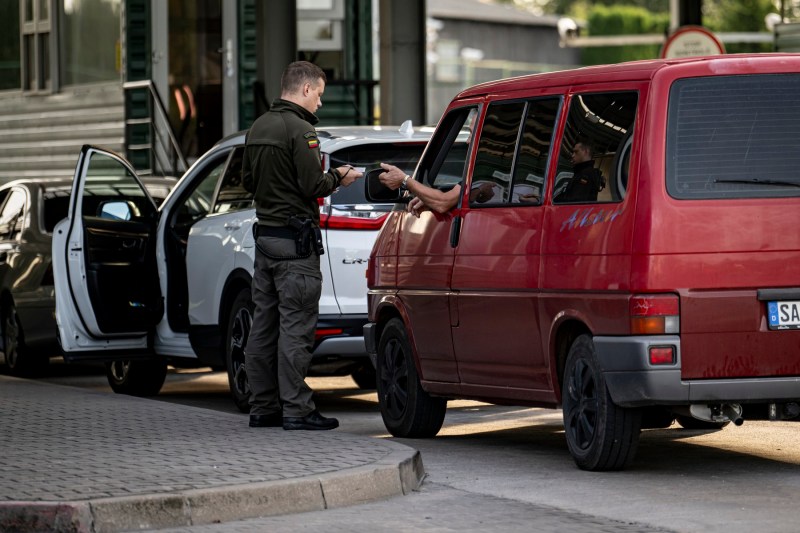 Autoritățile vamale din Lituania spun că au descoperit o schemă de încălcare a sancțiunilor prin exportul de mașini în Rusia
