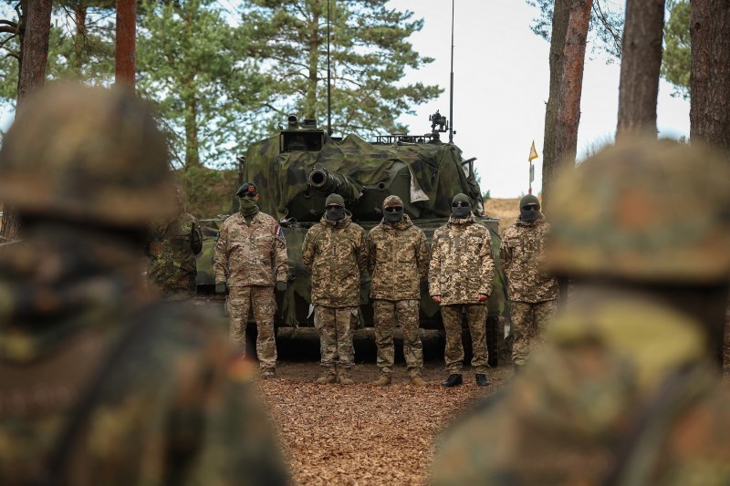 Soluția pentru o mare problemă a Kievului pe front: Germania ia în calcul să antreneze și mai mulți soldați ucraineni