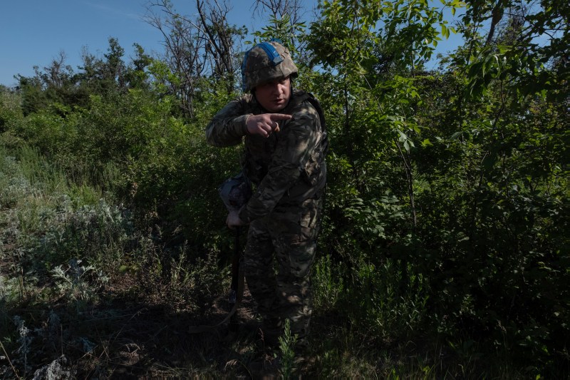 Soldat ucrainean aratand spre pozitiile rusilor in regiunea Donetk / FOTO: Iryna Rybakova / AP / Profimedia