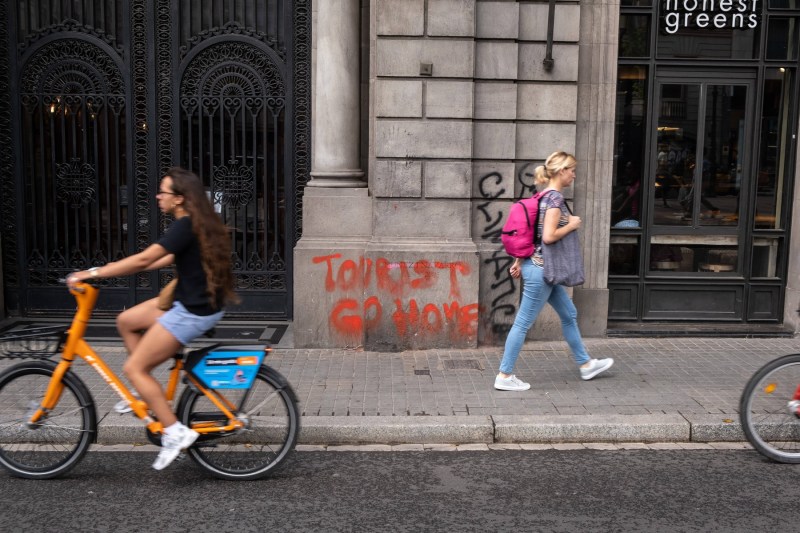 „Turiștilor, plecați acasă!”. Cum sunt date peste cap afacerile imobiliare de tip Airbnb de localnicii care s-au săturat de invazia de turiști