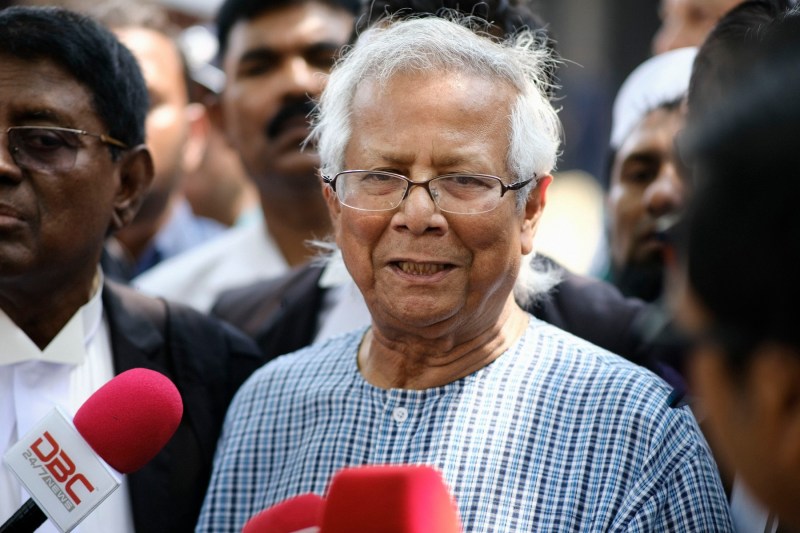 Acuzat de corupție și că a „supt sângele” săracilor, laureatul Nobel Muhammad Yunus riscă închisoare pe viață în țara sa natală