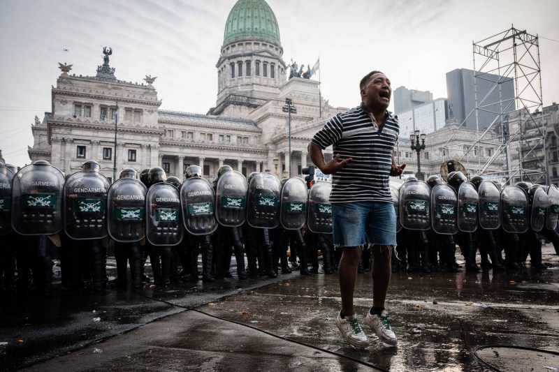 Un protestatar, în fața forțelor de ordine, la protestele din Buenos Aires, de pe 12 iunie 2024 / Sursa foto: SOPA Images / Sipa Press / Profimedia