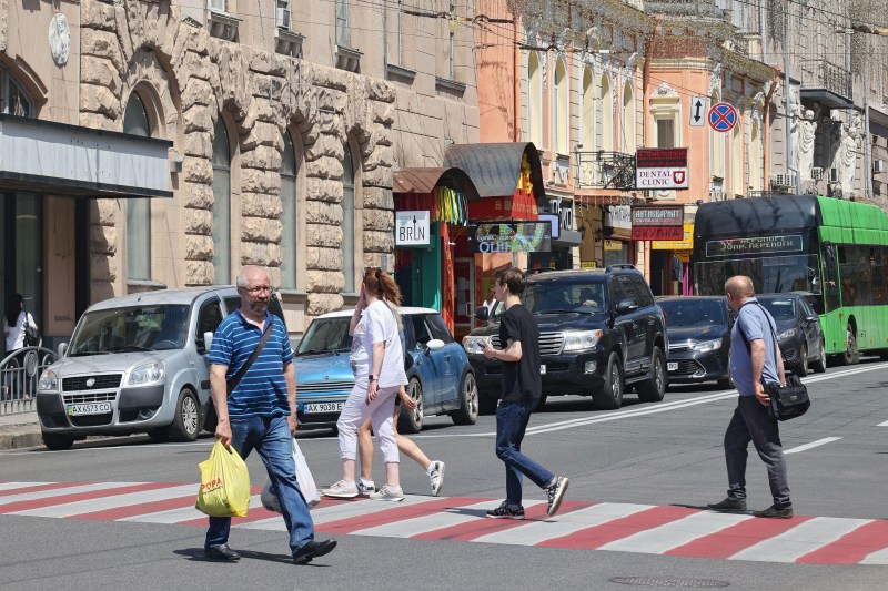 Oameni pe stradă în Harkov