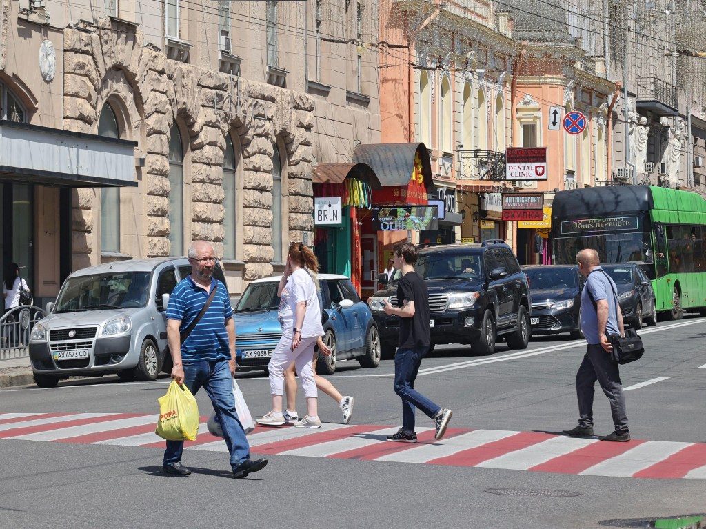Oameni pe stradă în Harkov