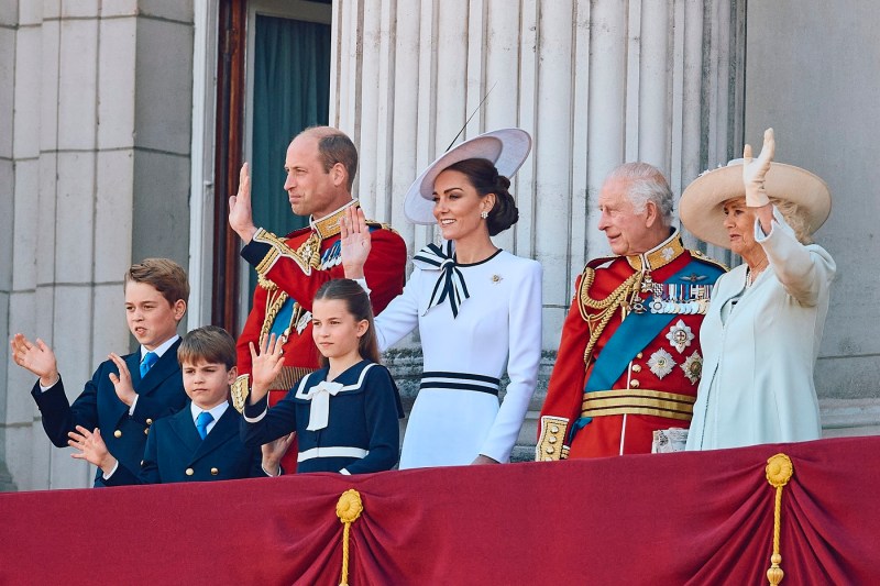 VIDEO În prima sa apariţie publică din acest an, prințesa Kate a salutat mulţimile cu ocazia paradei militare „Trooping the Colour”