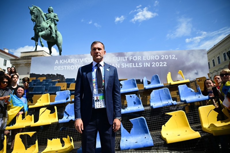 Președintele Asociației Ucrainene de Fotbal, Andri Shevchenko, în fața unei tribune avariate în culorile lui Ucrainei luată de pe stadionul de fotbal Sonyachny din Harkov, Ucraina, pe 17 iunie 2024 la Munchen, în sudul Germaniei, unde va avea loc meciul de fotbal din primul tur al UEFA Euro 2024 dintre România și Ucraina. FOTO: Tobias SCHWARZ / AFP / Profimedia