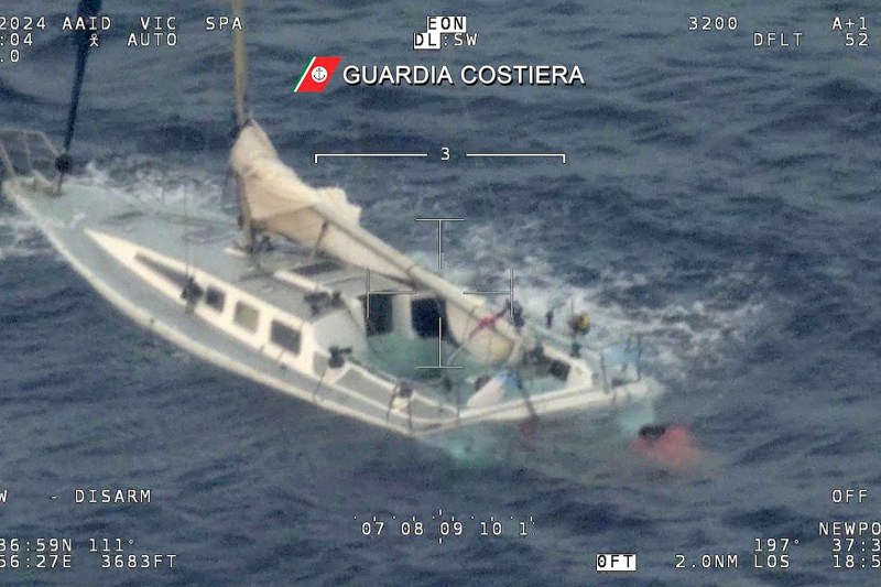 Două naufragii, unul după altul, în apele Italiei: 10 migranți au murit înecați, sub puntea unei ambarcațiuni din lemn, alți zeci de oameni sunt dați dispăruți