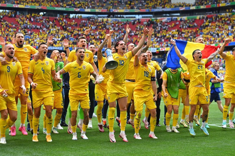 Echipa României sărbătorind victoria cu 3-0 după meciul cu Ucraina. Foto: Profimedia