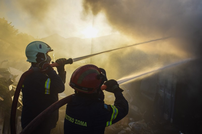 Autostradă închisă în Grecia și sute de forțe mobilizate pentru stingerea incendiului de pădure izbucnit la nord de Atena