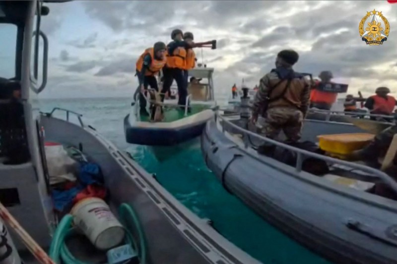 FOTO Marinari filipinezi, atacați cu săbii și topoare de Paza de Coastă a Chinei
