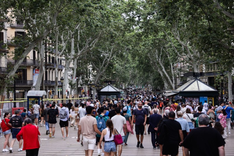 Decizie drastică în Barcelona: primăria vrea să interzică închirierea tuturor apartamentelor pentru turiști până în 2028