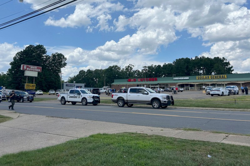 VIDEO Atac armat într-un supermarket Mad Butcher din Arkansas: doi oameni au fost uciși, iar agresorul – grav rănit și arestat
