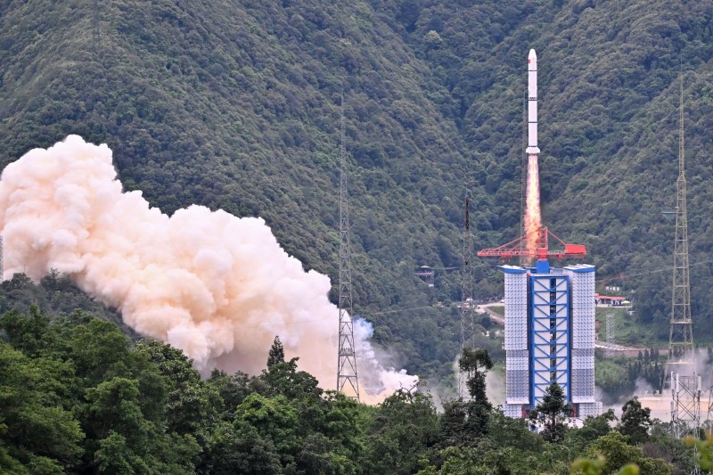 O rachetă Long March 2-C care transportă un satelit dezvoltat în comun de China și Franța, denumit Space Variable Objects Monitor (SVOM), decolează de la o bază spațială din Xichang, în provincia chineză Sichuan (sud-vest), la 22 iunie 2024. Foto: ADEK BERRY / AFP / Profimedia