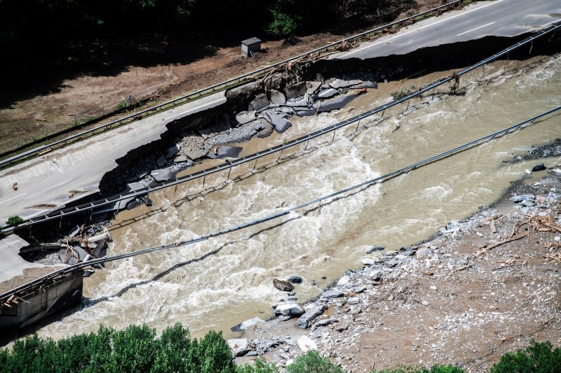 Ploile torentiale din Elvetia au umflat râurile și au distrus drumurile / FOTO: Samuel Golay / AP / Profimedia