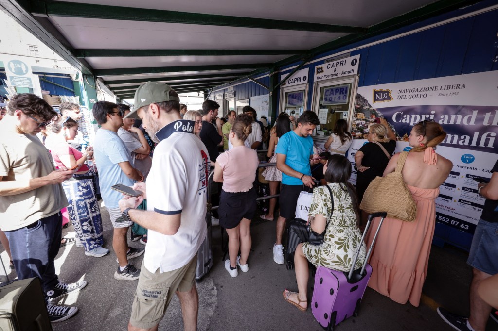 Interdictia debarcarilor pe insula Capri pe fondul lipsei de apa a dus la alte probleme in porturile italiene, unde s-au format cozi imense / FOTO IPA/ABACA / Abaca Press / Profimedia