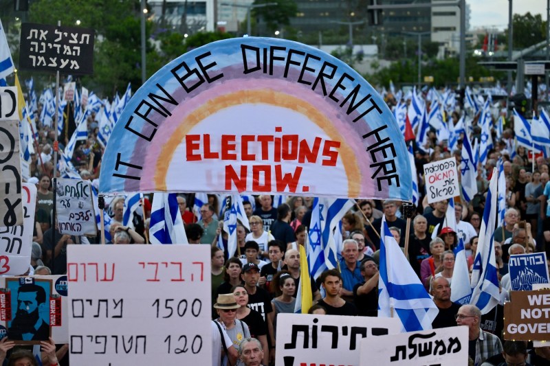 VIDEO Protest uriaș la Tel Aviv, cu 150.000 de oameni, față de guvernul lui Netanyahu și „șobolanii din Knesset”: „Opriți războiul!”