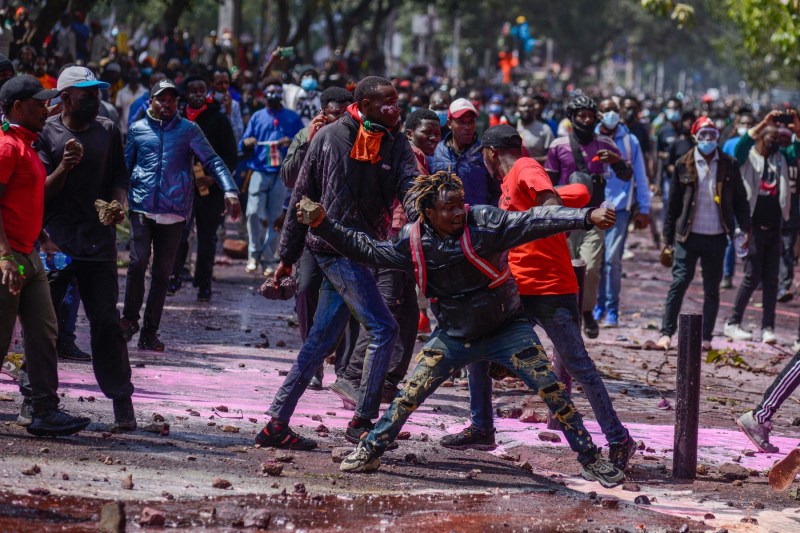 Președintele Kenyei spune că a ascultat „cu atenție poporul” și face pasul în spate, renunțând la creșterea impozitelor în urma protestelor violente