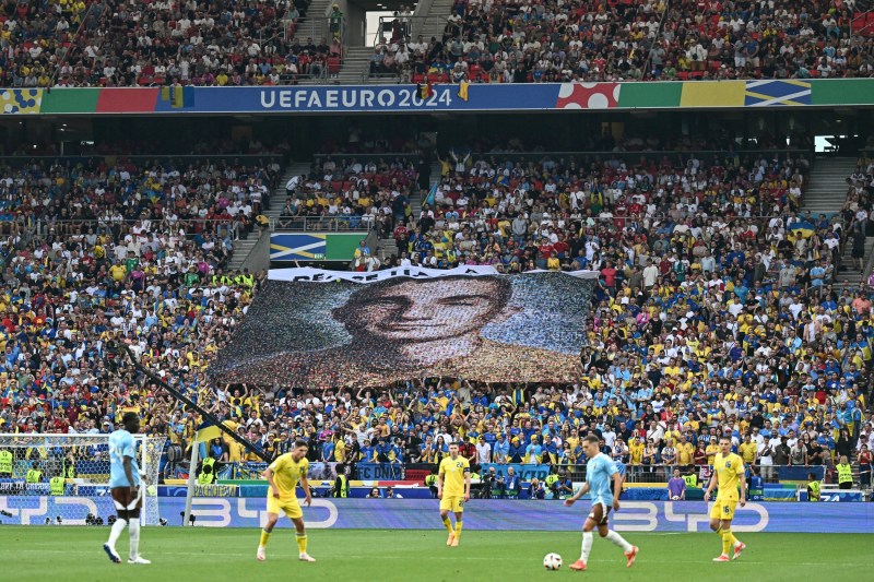 VIDEO „Pacea are un preț”. Tribut spectaculos adus în tribune de suporterii ucraineni unui erou căzut la datorie, la meciul Ucraina-Belgia de la EURO 2024