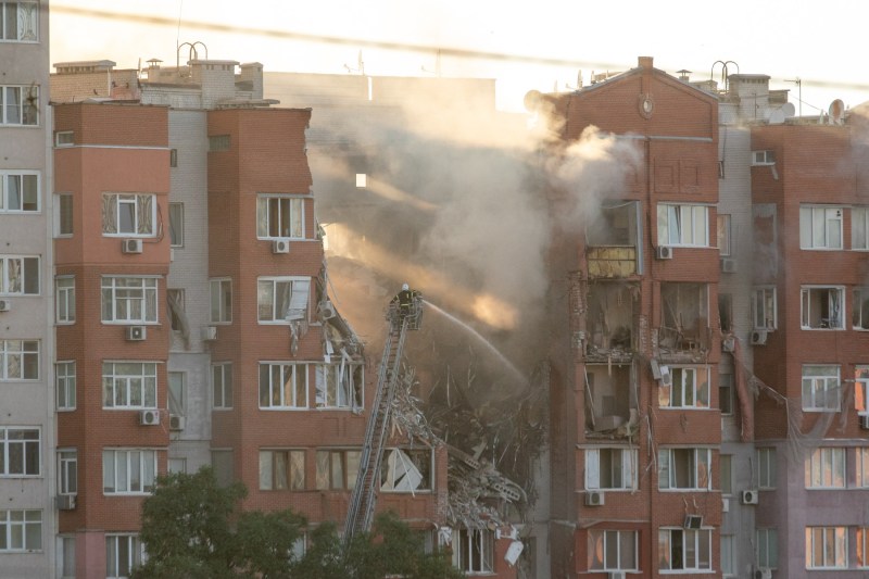 Ucraina spune că a pierdut 80% din energia sa termică și o treime din cea hidroelectrică în urma loviturilor rusești / Un atac cu rachetă a distrus un bloc de apartamente la Dnipro – VIDEO