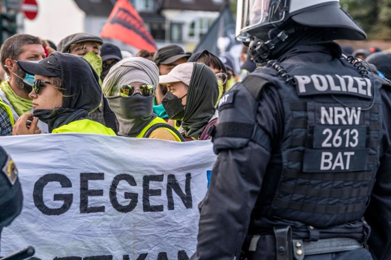 Germania: Polițiști răniţi grav în timpul manifestaţiilor împotriva congresului AfD / Apelul ministrului de interne