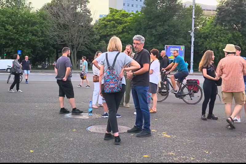 VIDEO Protest timid în Piața Victoriei, pentru renumărarea tuturor voturilor după alegerile de duminică