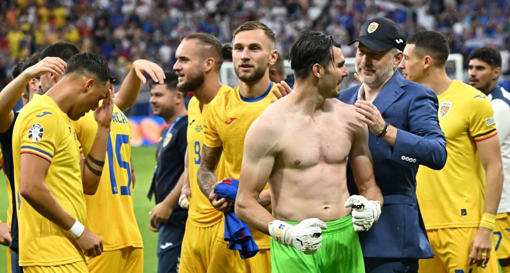 Fotbalistii romani Adrian Rus, George Puşcaş, Denis Drăguş, Florin Niță si Edward Iordanescu se bucura pentru calificarea de pe primul loc in grupa dupa meciul de fotbal dintre Slovacia si Romania, contand pentru UEFA EURO 2024, desfasurat pe Frankfurt Arena din Frankfurt, miercuri 26 iunie 2024. © FOTO: SPORT PICTURES via GOLAZOR.ro