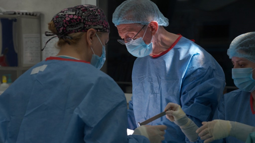 Prof. dr. Gheorghe Peltecu operează la Ponderas Academic Hospital, unde dezvoltă specialitatea de chirurgie ginecologie oncologică