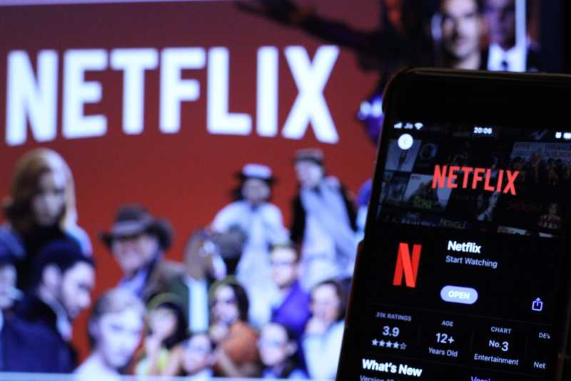 Noul serial-fenomen al Netflix bate record după record și intră în top 10 cele mai populare seriale din istoria sa