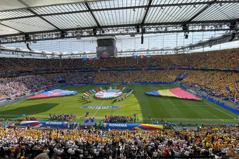 România – Slovacia. Se joacă într-o tensiune imensă, atacurile alternează, meciul LIVE  pe siteul nostru de sport / 33.000 de români și 8.000 de slovaci își încurajează echipele / Niță prinde prima minge pe poartă