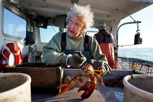O femeie de 104 ani continuă să pescuiască pe vas. Cine e cea care, întrebată când se va lăsa de ieșit pe mare, a spus: „Când voi muri”