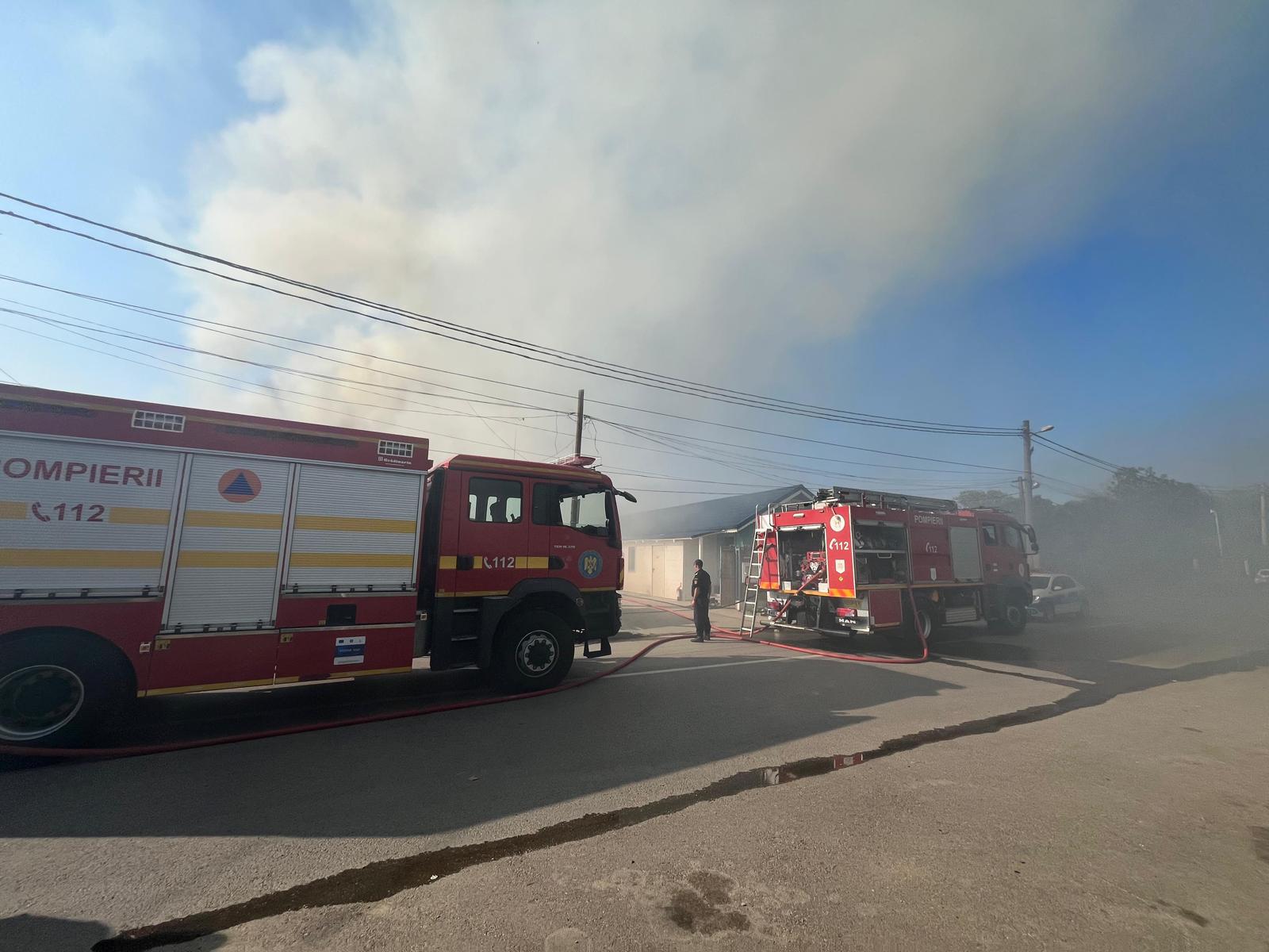 VIDEO Incendiu la un azil de bătrâni din județul Tulcea: 40 de oameni, evacuați. A fost declanșat Planul Roșu de Intervenție