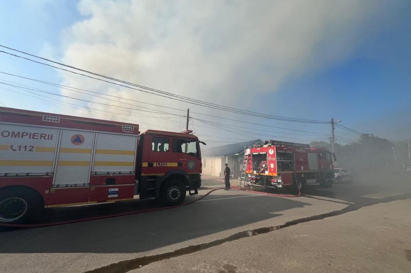 VIDEO Incendiu la un azil de bătrâni din județul Tulcea: 40 de oameni au fost evacuați, 7 au ajuns la spital