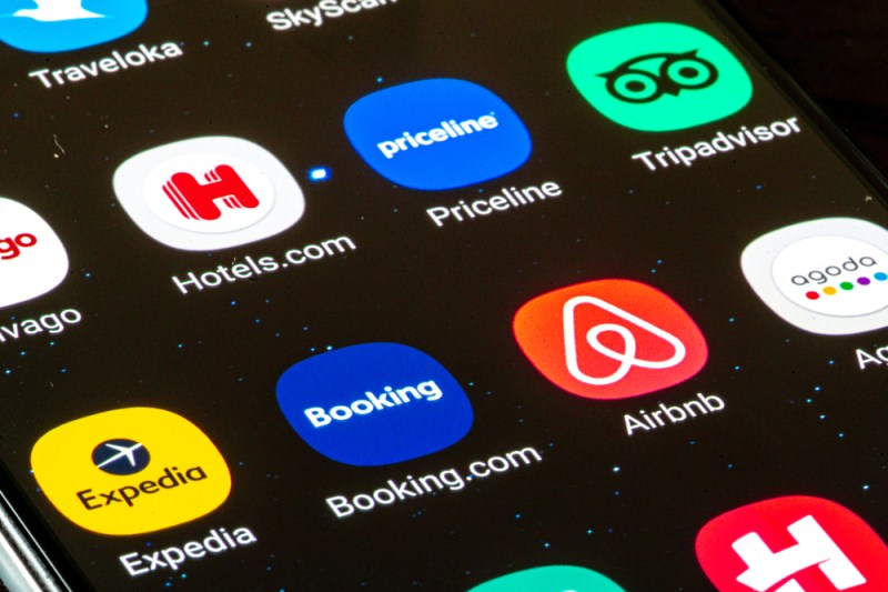 Aplicațiile Booking.com și Airbnb. Foto: Shutterstock